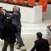Reuters - Miembros del parlamento del partido gobernante AK y el Partido Republicano del Pueblo se enfrentaron a golpes durante un debate en Turqu&#237;a.