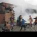 Santiago Olivares Tob&#243;n - Con balde en mano los vecinos ayudaron a apagar el incendio.