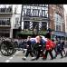 Reuters - El cortejo fúnebre de la exprimer ministra británica, Margaret Thatcher, pasa por Ludgate Circus en su camino a la Catedral.