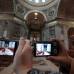 Reuters - Decenas de turistas toman fotos dentro de la Bas&#237;lica de San Pedro.