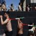 Reuters - Durante la protesta un grupo de activistas semidesnudos y ba&#241;ados con pintura roja para simular la sangre, representaron la muerte que sufren los toros v&#237;ctimas de la tauromaquia en el pa&#237;s, indic&#243; la organizaci&#243;n en un comunicado.