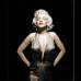 AP - Una de las fotos m&#225;s impactantes de Marilyn Monroe, quien luce un espectacular traje dorado con pliegues.
