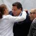 AP - Los actores Steve Schirripa en el centro y John Ventimiglia a la derecha, muy conmovidos en el funeral de James Gandolfini.