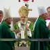 AP - En esta jornada el papa se reunió también con representantes judíos, ante los que condenó el nazismo y acusó al "omnipotente" Hitler de ser un "ídolo pagano" que quería sustituir a Dios. Ratzinger subrayó que las horribles imágenes de los campos de concentración "mostraron de lo que puede ser capaz el hombre que rechaza a Dios y el rostro que puede asumir un pueblo".