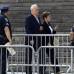 AP - El actor Jerry Adler, Herman Hesh Rabkin en Los Sopranos llega al funeral de James Gandolfini.
