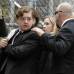 AP - El hijo de James Gandolfini, Michael, recibe las condolencias de familiares y amigos.