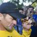 Foto Reuters - A donde quiera que ha ido, Lance Armstrong promueve su fundaci&#243;n Livestrong que se inici&#243; con la venta de manillas