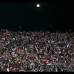 AP - Esta imagen es en Bagdad, Irak. La Luna asoma por encima de los aficionados al fútbol que animan a su equipo durante un partido amistoso en el estadio Al-Shaab en Bagdad, donde Irak ganó 2-1 sobre Siria.