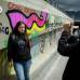 Colprensa - Desde que el cantante canadiense pint&#243; los grafitis sus fan&#225;ticas se han acercado a tomarse fotograf&#237;as.