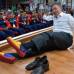 Reuters - El presidente colombiano Juan Manuel Santos se cambia los zapatos por un par que llevan los colores de la bandera de Colombia, esto en su visita a los Juegos Mundiales 2013 en Cali.