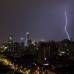 Reuters - Un rayo cae en el centro de Shangh&#225;i, previo a una tormenta.