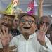 AP - Adultos mayores participan en las celebraciones con motivo del D&#237;a Internacional de las Personas de Edad en un ancianato en Ahmadabad, India.