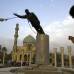 AP - Estatua de Saddam Hussein es destruida en el centro de Bagdad el 9 de abril de 2003.