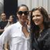 Reuters - La cantante Alicia Keys junto a la dise&#241;adora de modas Ali Hewson antes de la presentaci&#243;n de Edun.
