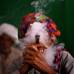 AP - Un aldeano indio fuma tabaco se une a otros manifestantes durante una manifestaci&#243;n exigiendo pensiones para los ciudadanos pobres de edad avanzada en Nueva Delhi, India.
