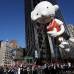 Reuters - Un mono con una mochila propulsora en la espalda es uno de los globos nuevos de este a&#241;o.