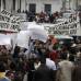 Reuters - Antes de que votara Enrique Pe&#241;a Nieto hubo un conflicto en su centro electoral por la instalaci&#243;n de una pancarta de YoSoy132, movimiento universitario que surgi&#243; a mediados de mayo en la campa&#241;a electoral mexicana. El aviso fue retirado.