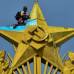 AFP - El rascacielos moscovita, de 176 metros de altura, es uno de los &#237;conos de la era sovi&#233;tica y se encuentra al este del Kremlin. Aunque la estrella que corona la edificaci&#243;n es dorada, se le llama la &quot;estrella roja&quot;, en alusi&#243;n a la revoluci&#243;n comunista. Manifestantes escalaron el edificio y pintaron la estrella con los colores nacionales de Ucrania. 4 personas fueron detenidas por el hecho.