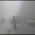 Reuters - Residentes del barrio Duma de Damasco caminan frente al humo despu&#233;s que activistas dijeran que era un ataque a&#233;reo de las fuerzas leales al presidente de Siria Bashar al-Assad