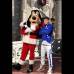 AP - Antes de su show posó con algunos de los personajes del parque, entre ellos Tribilín (Goofy).