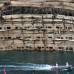 Reuters - Del mar de la isla del Giglio, donde el crucero había encallado, resurgió la otra parte del casco, completamente deformada y abollada al haber quedado aplastada durante 20 meses contra los escollos.