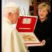 Reuters - Benedicto XVI volvió a defender las raíces cristianas de Europa, al asegurar que la cultura del viejo continente nació del encuentro entre Jerusalén, Atenas y Roma, "del encuentro entre la fe en el Dios de Israel, la razón filosófica de los griegos y el pensamiento jurídico de Roma".