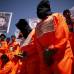 - Exdetenidos de Guantánamo protestaron con capuchas negras frente a la embajada de Estados Unidos, para exigir la liberación de los detenidos yemeníes de esta prisión.