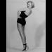 AP - La actriz Marilyn Monroe se representa imitando famosa Betty Grable de la Segunda Guerra Mundial Pin-up pose.