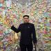Reuters - Howard es un m&#250;sico chino australiano y se para cerca a la pared que tiene mensajes de apoyo a los manifestantes que ha tenido la protesta en China desde hace un mes.