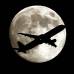 AP - Un jet se acerca al Aeropuerto Internacional de Los Angeles mostrando un bello contraste con la luna llena de esta semana.