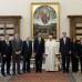 AFP - En la fotografía oficial de la visita, el Papa Francisco (Centro) se encuentra entre el presidente Barack Obama y el secretario de Estado de E.U., John Kerry, y su comitiva oficial durante la audiencia privada de este jueves en el Vaticano.