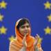 Reuters - Malala Yousafzai, en pleno Parlamento Europeo, recibe el premio Sajarov 2013.