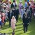 FOTO REUTERS - En 1997, la Reina y el duque de Edimburgo, coincidiendo con sus bodas de oro, celebraron una &quot;fiesta del jard&#237;n&quot; solo para parejas.