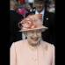 FOTO REUTERS - A pesar de unas temperaturas que alcanzaron los 24 grados, Isabel II luc&#237;a un conjunto de vestido y abrigo color melocot&#243;n con un sombrero a juego en la que fue la primera de las conocidas como &quot;fiestas del jard&#237;n&quot;.