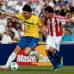 Reuters - Alexandre Pato dej&#243; escapar una ocasi&#243;n dorada a los 20 minutos, en que el arquero Justo Villar le tap&#243; una entrada franca luego de una bonita triangulaci&#243;n con Ganso y Jadson.
