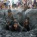 Reuters - Durante la ceremonia, los más pequeños no dejaron de nadar en el río y en el lodo para aplacar el calor y continuaron sus juegos navegando sobre troncos que llaman topas.