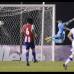Reuters - El mismo Vidal, a los 40 minutos realiz&#243; una corrida a profundidad y entreg&#243; el bal&#243;n a Vargas, que marc&#243; el primer gol con un disparo potente desde afuera del &#225;rea.