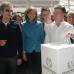 Colprensa - Casi sobre las 10:00 de la mañana, el candidato presidencial, Juan Manuel Santos y su esposa, María Clemencia Rodríguez, acompañados de sus hijos, ejercieron el derecho al voto en las instalaciones del Liceo Francés, al norte de Bogotá.