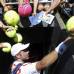 Reuters - El suizo Stanislas Wawrinka firma aut&#243;grafos luego de su victoria ante el franc&#233;s Benoit Paire.