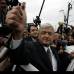 Reuters - El candidato presidencial de la izquierda mexicana, Andr&#233;s Manuel L&#243;pez Obrador lleg&#243; a depositar su voto a las 9:00 a.m. Sin embago, tuvo que esperar en la fila porque la mesa de votaci&#243;n no hab&#237;a sido abierta