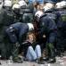 AP - La Policía alemana y miles de manifestantes anticapitalistas estuvieron a punto de enfrentarse en Francfort.