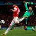 Reuters - El tanto del empate se dio a los 78 con la complicidad del arquero azulgrana V&#237;ctor Vald&#233;s, quien regal&#243; demasiado espacio en el primer palo y dej&#243; que el remate de zurda de Van Persie se metiera por ese &#225;ngulo.