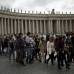 AP - Los visitantes esperan su turno para entrar en la Bas&#237;lica de San Pedro en el Vaticano.