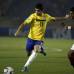 Colprensa - El mediocampista Oscar de Brasil, disputa el bal&#243;n con el delantero Aly Fathy de la selecci&#243;n de Egipto.