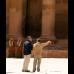 Reuters - Obama sigui&#243; atento las explicaciones que le entregaron historiadores en Petra.