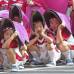 AP - Ni&#241;os taiwaneses cubren su cabeza para evitar el sol durante un ensayo para las celebraciones del D&#237;a Nacional en frente de la Oficina Presidencial en Taipei, Taiw&#225;n.