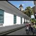 - Caminar por las calles empedradas de Santa Fe a la sombra de sus casas de fachadas blancas es uno de los mejores placeres al visitar esta población.