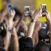 AP - Los trabajadores de un centro de distribuci&#243;n de Amazon fotograf&#237;an con sus celulares al presidente Barack Obama despu&#233;s de su visita a la compa&#241;ia.