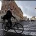 Reuters - El cardenal franc&#233;s Philippe Barbarin lleg&#243; en su bicicleta a una reuni&#243;n prec&#243;nclave en el Aula del S&#237;nodo en El Vaticano.