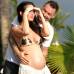 meganfox.com - La actriz de Transformers Megan Fox fue fotografiada en su visita a las playas de Kona en Haw&#225;i, mostrando por primera vez su embarazo junto a su esposo Brian Austin Green.